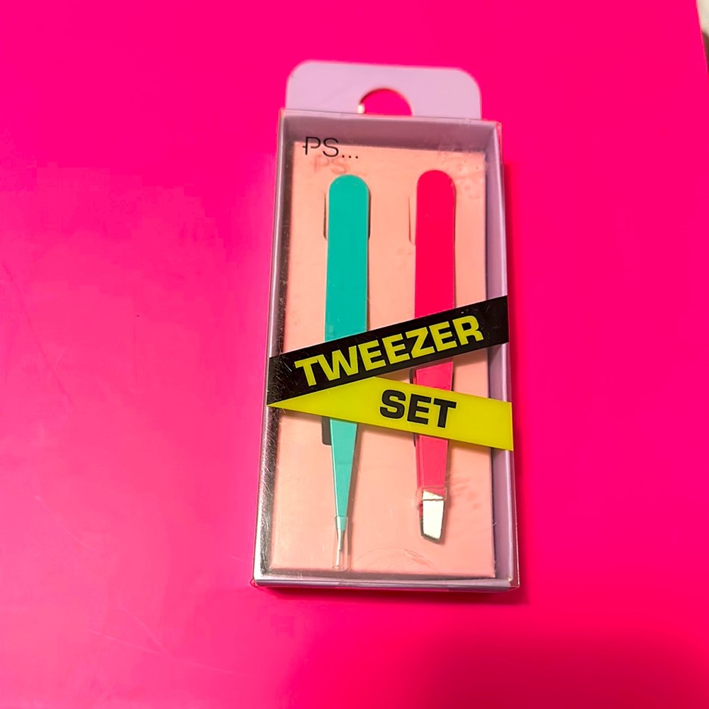 NWT 2pc Tweezer Set New in Box slanted and pointed